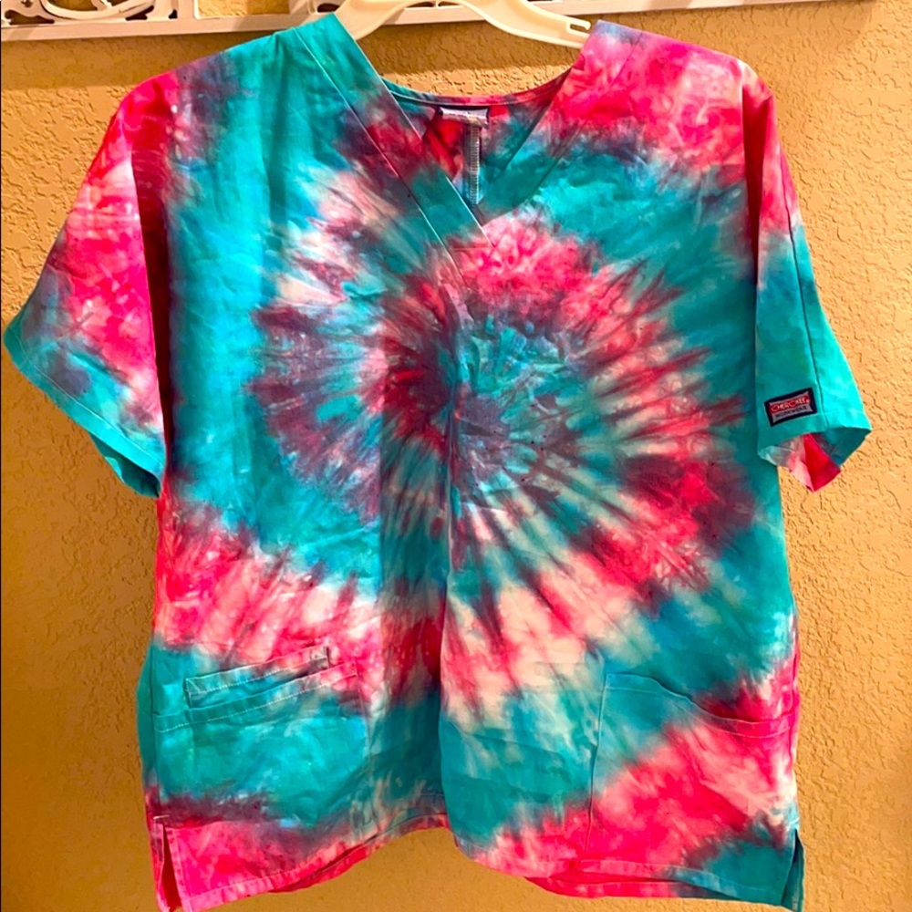 Women’s Cherokee tie dye scrubs top size XL